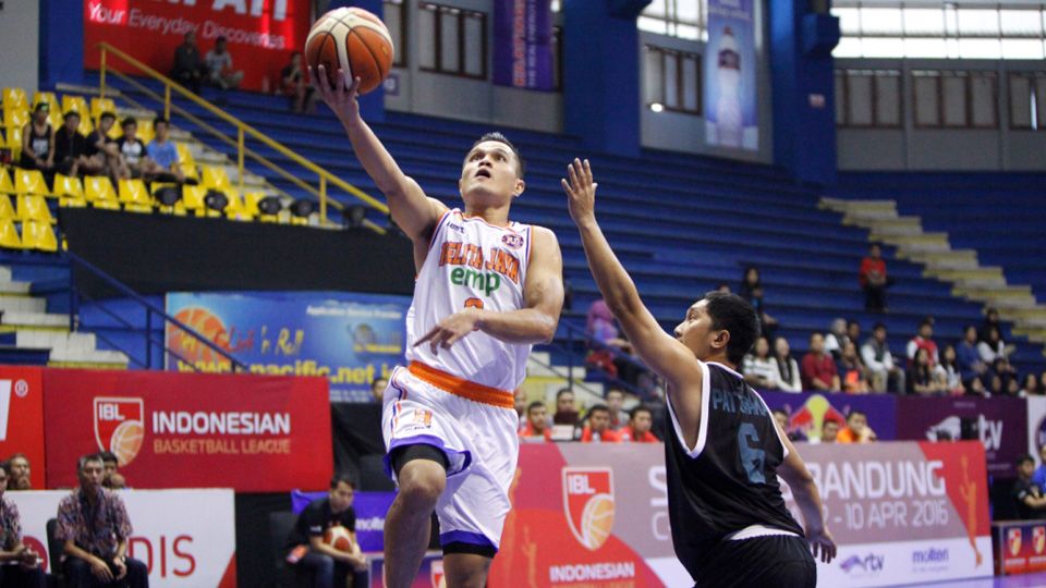 Faisal Julius Achmad mencetak 14 poin dan 9 rebound saat menghadapi NSH Jakarta. Copyright: &copy; IBL Indonesia